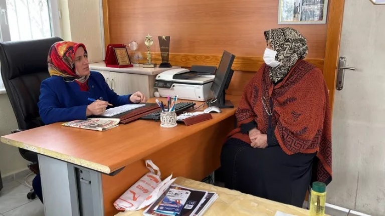 Görme engelli eşine "göz" olan yürüme engelli kadın, mahalleye muhtar oldu