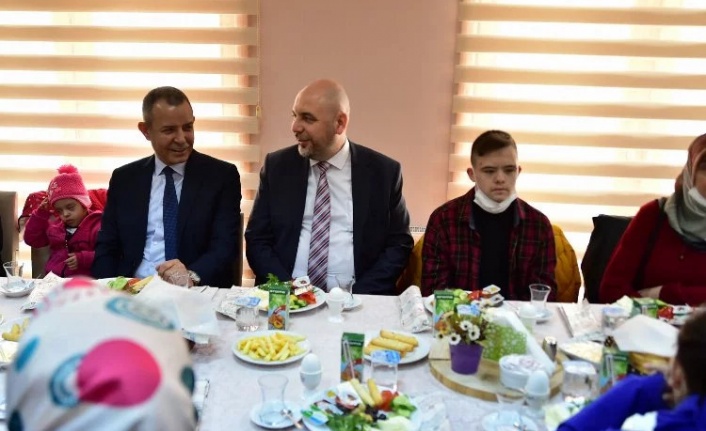 Orhangazi'de Dünya Down Sendromlu Özel Çocuklara kahvaltı