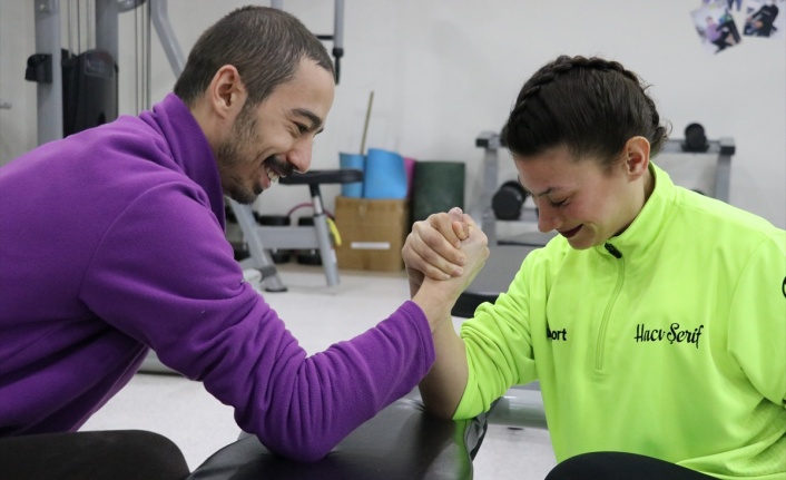 Bilek egzersizi sırasında fark edilen engelli sporcu, milli formayı hedefliyor