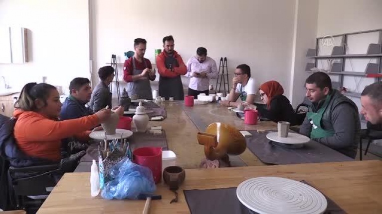 Engelli kursiyerler çamura şekil veriyor