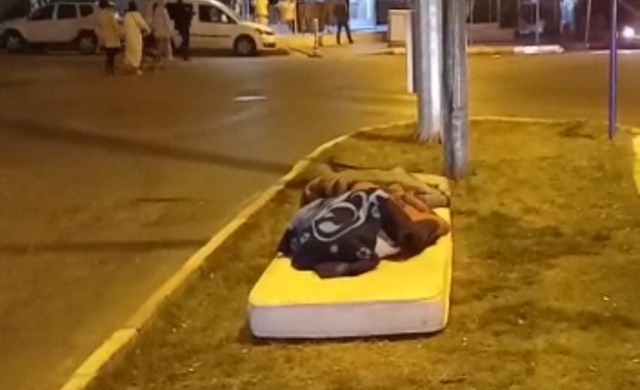 Engelli Şahıs Bir Yıldır Kaldırımda Yaşıyor