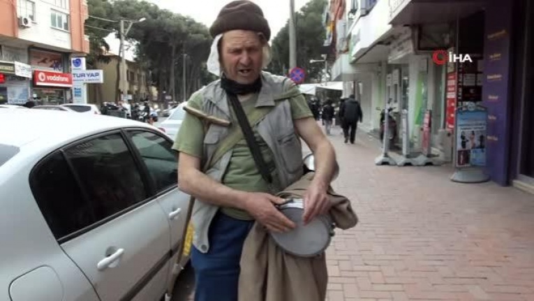 Görme engelli Aşık Mustafa 50 yıldır darbuka çalarak ekmeğini kazanıyor