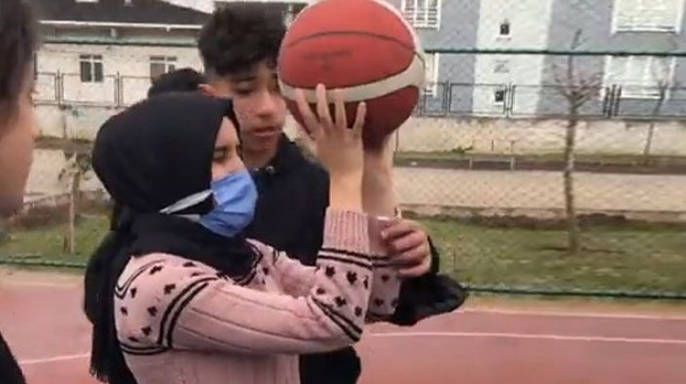 Görme engelli öğretmenlerine basketbol atmayı öğrettiler