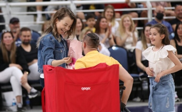 Tekerlekli sandalyeli AKUT üyesinden, basketbol maçında sürpriz evlilik teklifi