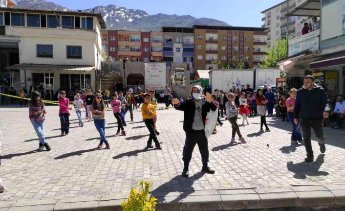 Zihinsel engelli 55 yaşındaki vatandaş, 23 Nisan'da çocukluğunu yaşadı