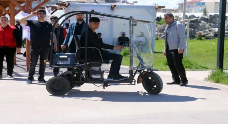 Atık malzemelerden güneş enerjisiyle hareket eden araç üretti