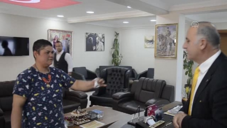 Bulduğu altınları belediyeye getiren zihinsel engelli kadına kıyafet hediyesi