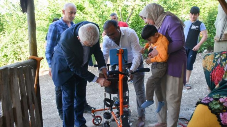Düzce'de engeli nedeniyle yürüyemeyen çocuğa tekerlekli yürüteç hediye edildi