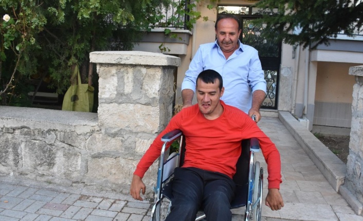 Evlatlık edindikleri engelli Uğur'a 27 yıldır şefkatle bakıyorlar