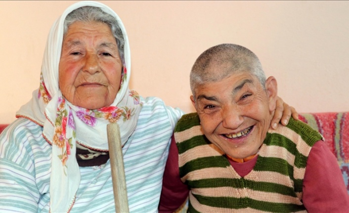 Fedakar anne engelli kızının bakımını 56 yıldır özenle yapıyor