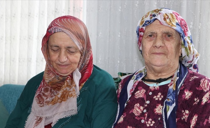 Görme engelli 65 yaşındaki kadın 88 yaşındaki annesine bakıyor