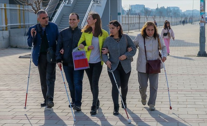 Görme engellilerden sahnede 'gözü pek' performans