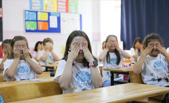 İlkokul öğrencileri görme engelli çocuklar için dünya klasiklerini seslendirdi