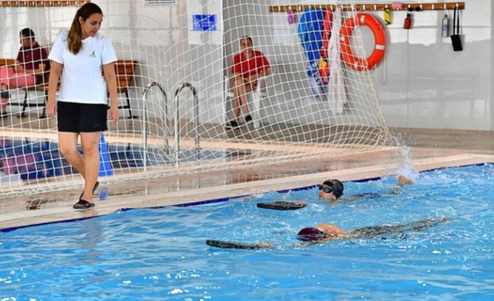 İzmir’de engelli yurttaşlar için ücretsiz yüzme eğitimi