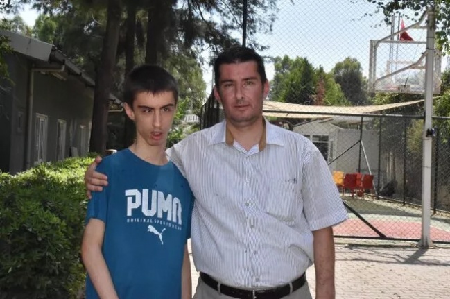 İzmir'de sağlık skandalı! Otizmli ve engelli çocuğu 10 saat sedyede bağlı tuttular.