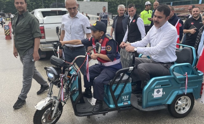 Bakan Kurum, Kastamonu'da bir engelliye elektrikli motosiklet hediye etti