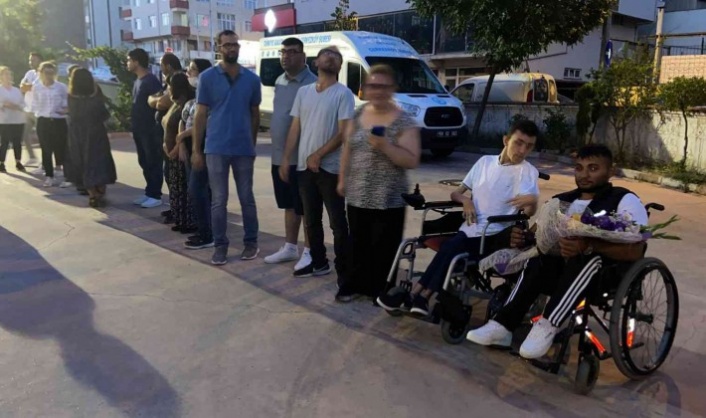 Bakan Yanık’tan engelli gence sandalye sözü