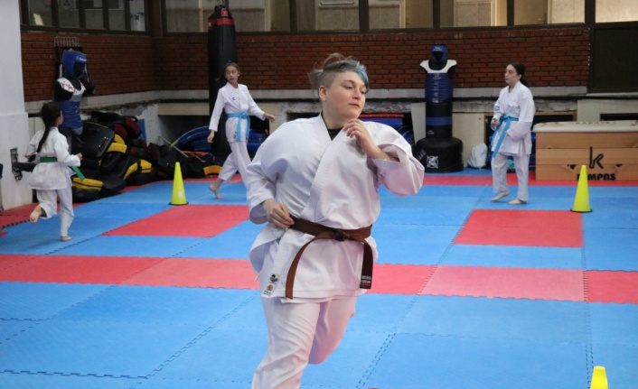 Doğuştan işitme engelli Cansu, karate yaparak hayata yeniden tutundu