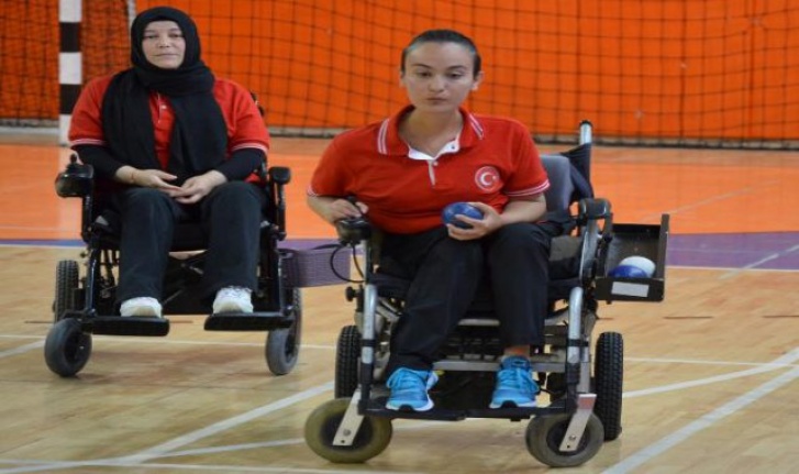 Kas erimesi hastası Rabia Anıl Poyraz (24), arkadaşının tavsiyesiyle 16 yaşında bocce sporuna başladı.