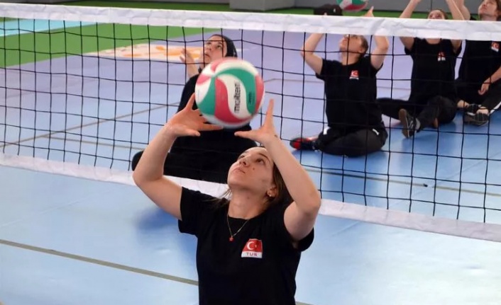 Bacağını kaybeden Ceren Özçelik, ne eğitimden ne de voleyboldan koptu