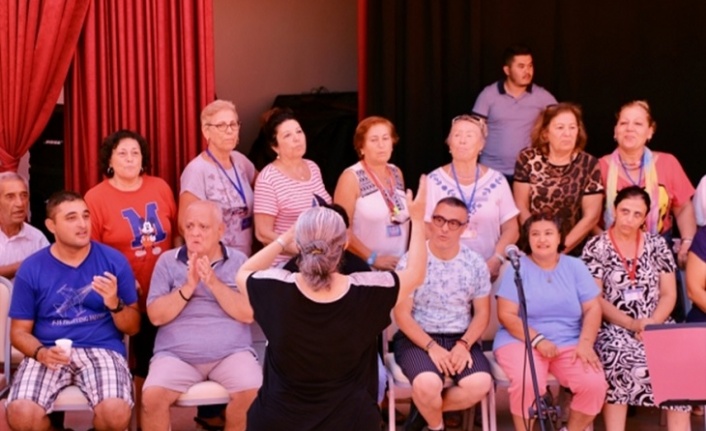 Eskişehir'de engelliler ve aileleri konser verip, halk oyunları gösterisi sundu