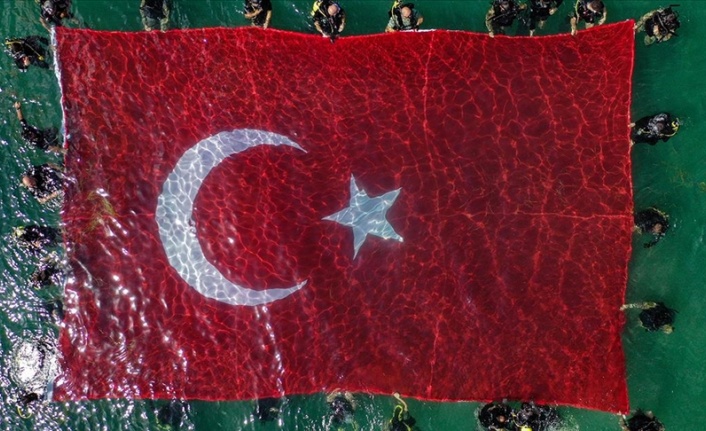 SAT komandoları engellilerle İstanbul Boğazı'nda '100. Yıl Zafer Dalışı' yaptı