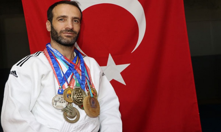 Duyma yetisini kaybetmesine rağmen bırakmadığı judoda şampiyonluklara uzandı