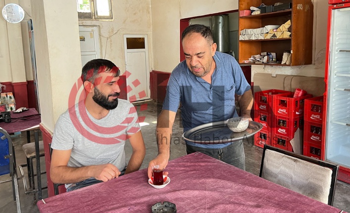 İşitme ve konuşma engelli adam 40 yıldır kıraathanelerde çalışarak ailesini geçindiriyor