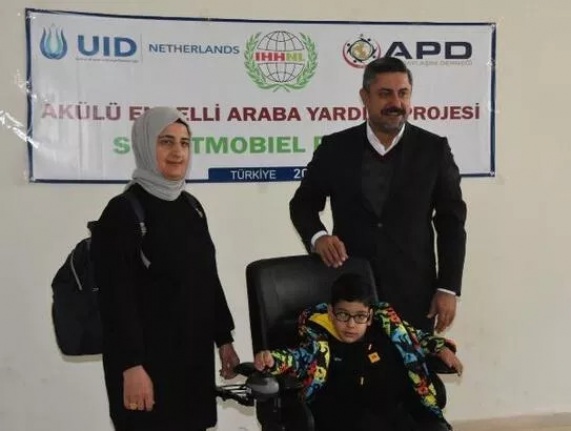 Bitlis’te 50 akülü sandalye dağıtımı yapıldı