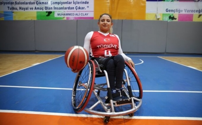Engelli basketbolcu Havva, hem kulübü hem de milli takım için çalışıyor