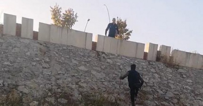 Yürüme engelli dilenci, zabıtayı görünce duvara tırmandı