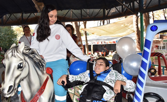 Aydın'da sağlık ekibi engelli çocuğu lunapark ve hayvanat bahçesine götürdü