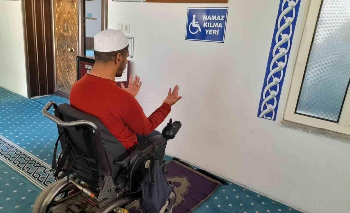 Camilerde engellilere uygun namaz kılma yerleri oluşturuldu