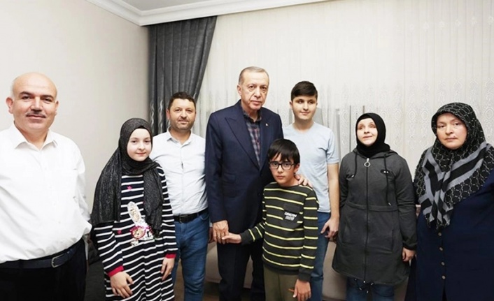 Cumhurbaşkanı Erdoğan, görme engelli hafız Ravzanur'u evinde ziyaret etti