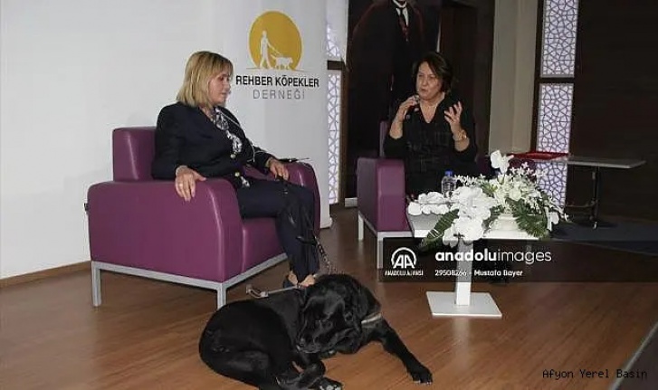 Rehber köpekle hayatını sürdüren engelli avukat, üniversite öğrencileriyle deneyimlerini paylaştı