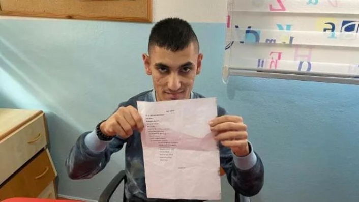 7 kez kas ameliyatı geçiren serebral palsili Selim, engelleri şiirle aşıyor