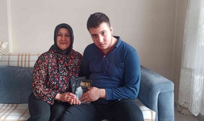 Kahramanmaraş’ta engelli oğlu olan anne, hem üniversite bitirdi hem de kitap çıkardı