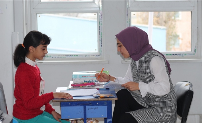Konuşma güçlüğü çeken zihinsel engelli Melek, 15 ayda okuma yazma öğrendi