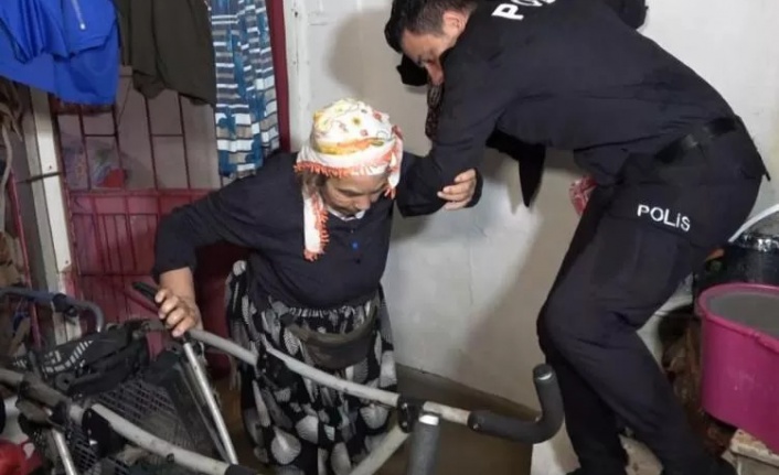 Şiddetli yağmurda evlerini su basan engelli kadın ve yaşlı anneyi polis kurtardı