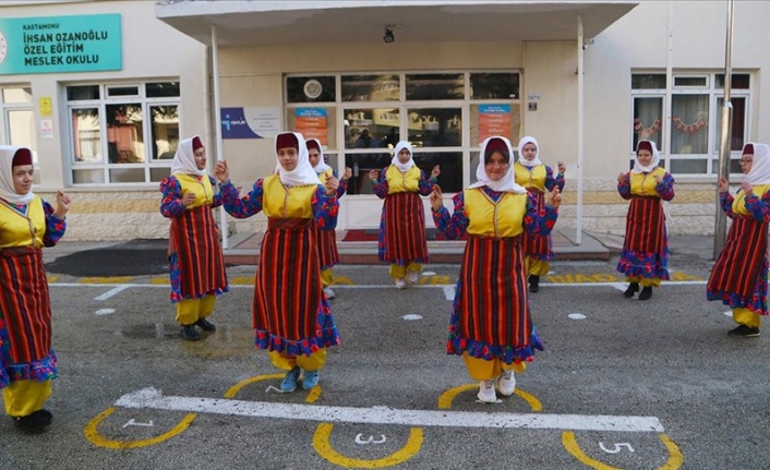 En "özel" halk oyunları ekibi törenlerde sahne almaya hazırlanıyor