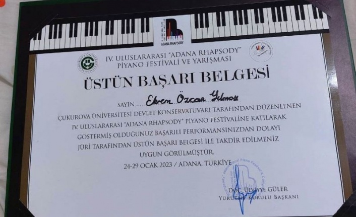 Görme engelli piyanist Ekrem Özcan Yılmaz’a üstün başarı belgesi