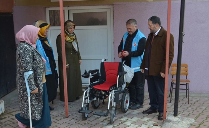 Kırıkkale'de engelli vatandaşa akülü sandalye hediye edildi