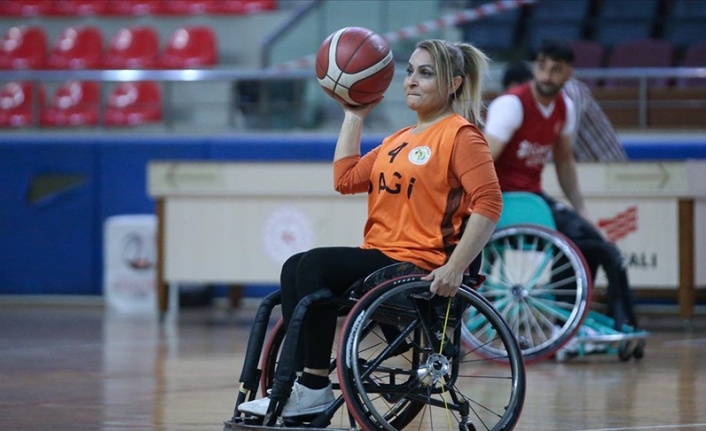 Tekerlekli sandalye basketbol takımının tek kadın sporcusu, şampiyonluk için ter döküyor