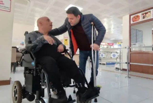 Engelli aracı enkaz altında kalan Ahmet Aslan’a akülü engelli aracı hediye edildi