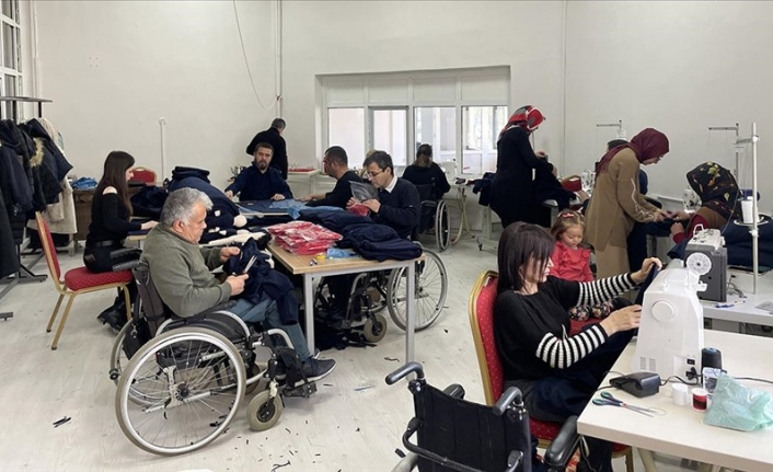 Engelliler kooperatifinin üyeleri depremzedeler için polar ceket dikiyor