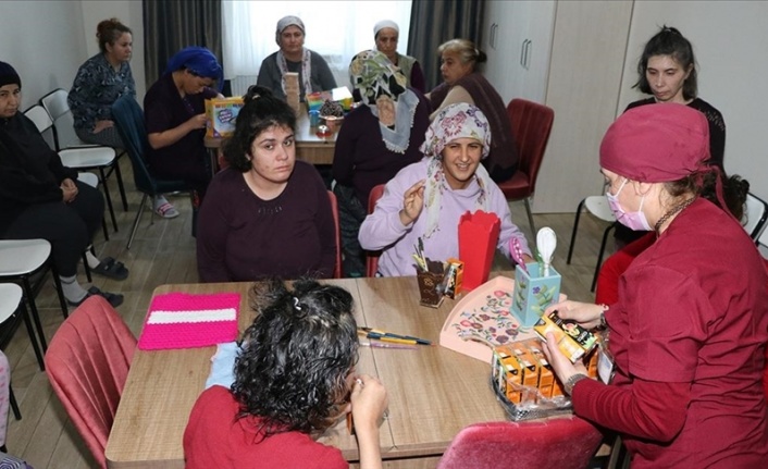 Hasarlı binalardan tahliye edilen engelli depremzedeler devlet korumasında