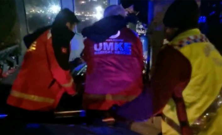 İslahiye'de 115 saat sonra enkazdan sağ çıkartılan baba ve engelli oğlu helikopterle hastaneye sevk edildi