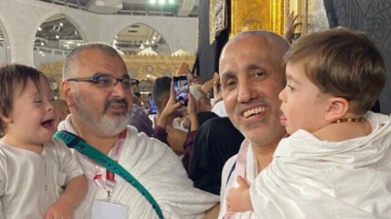 Kabe'nin en özel misafirleri: Avrupa'da yaşayan otizmli çocuklar umreye gitti