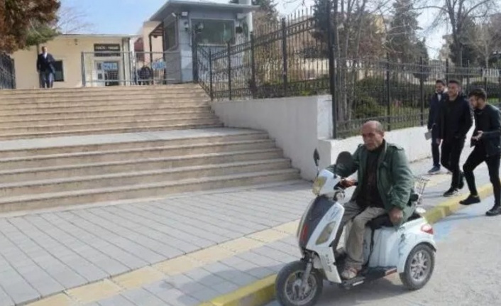 Mardin Adliyesi’ne gelen yürüme engelliden rampa isteği