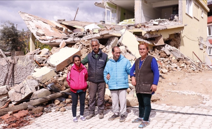 Depremde evleri yıkılan çift, zihinsel engelli çocukları ile çadırda yaşıyor